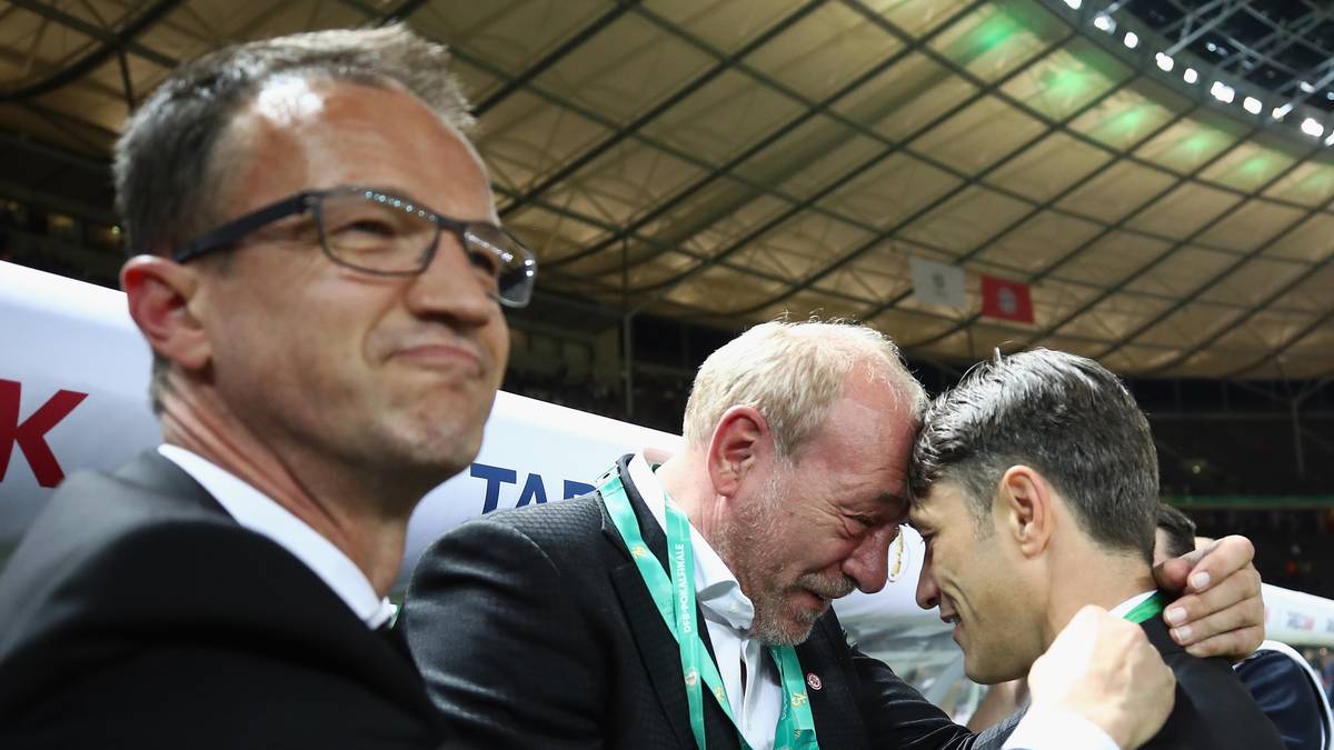 Ein Leistungsträger ist schon sicher weg, hinter einigen anderen stehen viele Fragezeichen. Nach SPORT1-Informationen beginnen die Vereinsbosse um Sportvorstand Fredi Bobic (l.) deshalb bereits am Dienstag mit der Kaderplanung für die neue Saison 