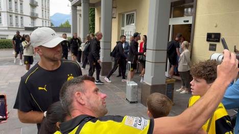 Borussia Dortmund ist in seinem Trainingslager in Bad Ragaz angekommen. Bei der Ankunft wird Niclas Füllkrug von einem Fan auf seine fragliche Zukunft angesprochen.