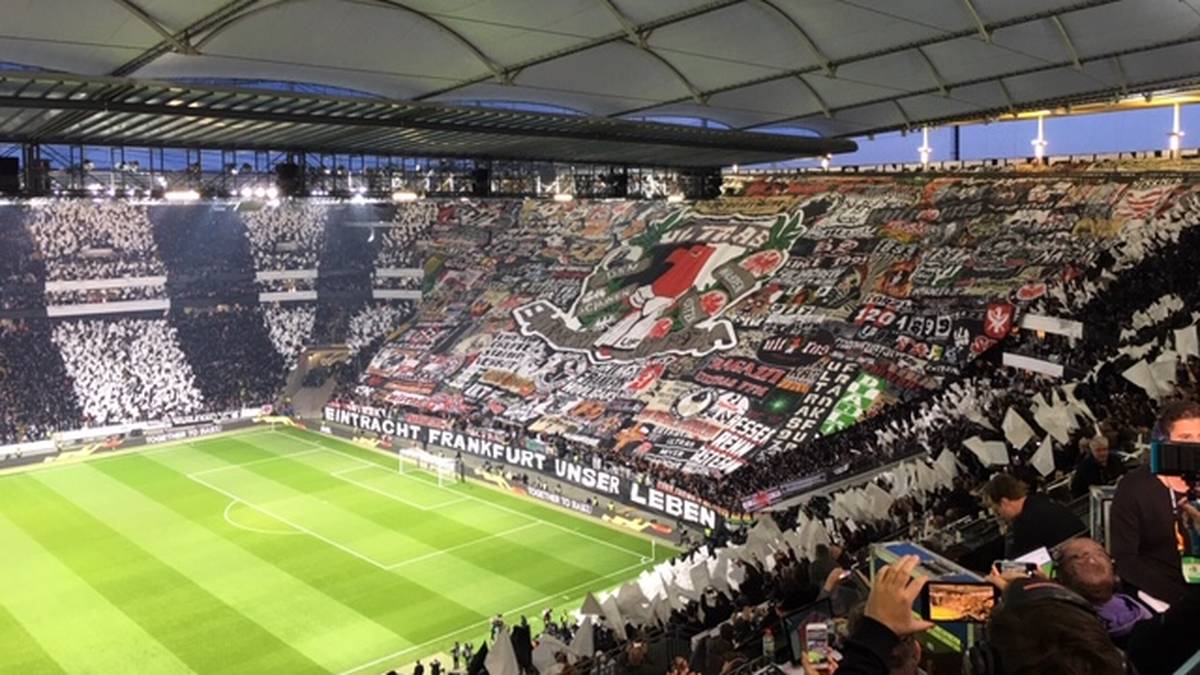 Das Highlight war dann ein riesiges ausgebreitetes Banner, das aus ganz vielen verschiedenen Eintracht-Bannern zusammengesetzt wurde. Atemberaubend! Das ganze Material für die Choreo soll 1,4 Tonnen wiegen
