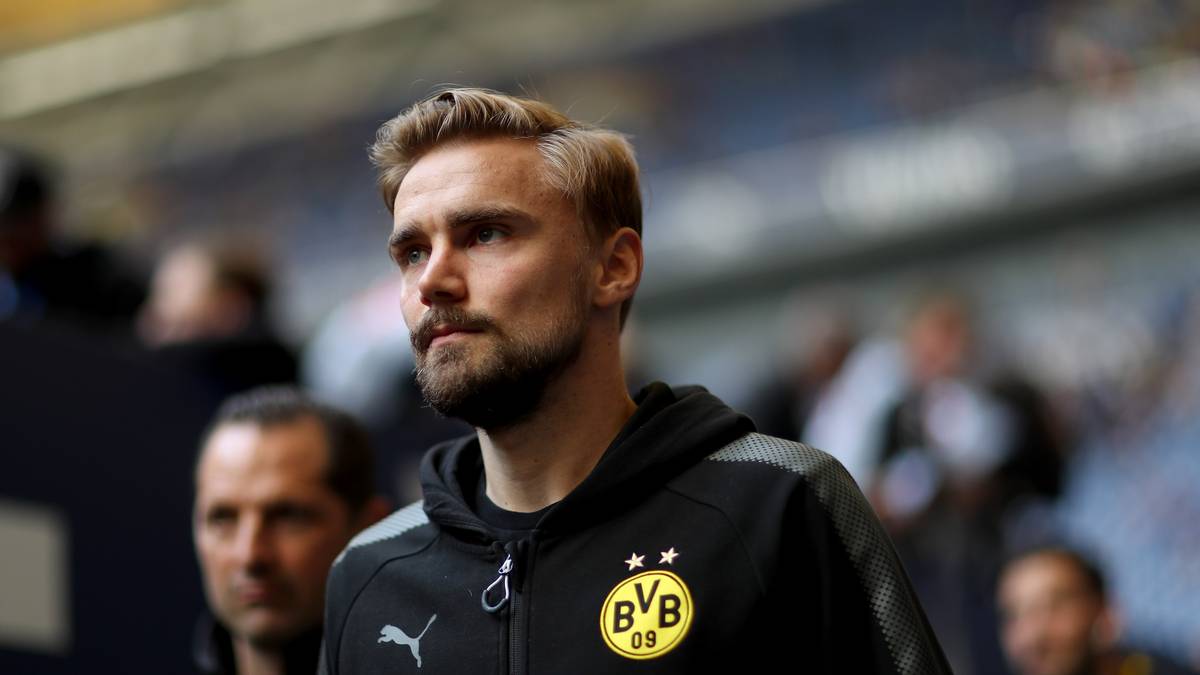 Bei Borussia Dortmund hat spätestens nach der Derbypleite gegen Schalke 04 der Umbruch begonnen. Erster Leidtragender ist ausgerechnet der Kapitän: Als Konsequenz für die schwachen Leistungen wurde Marcel Schmelzer aus dem Kader für Leverkusen gestrichen