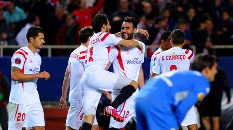 Sevilla feiert den Treffer von Vicente Iborra vor Gladbachs Torhüter Yann Sommer