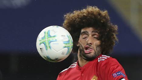 Marouane Fellaini von Manchester United wird im Supercup vom Ball am Kopf getroffen