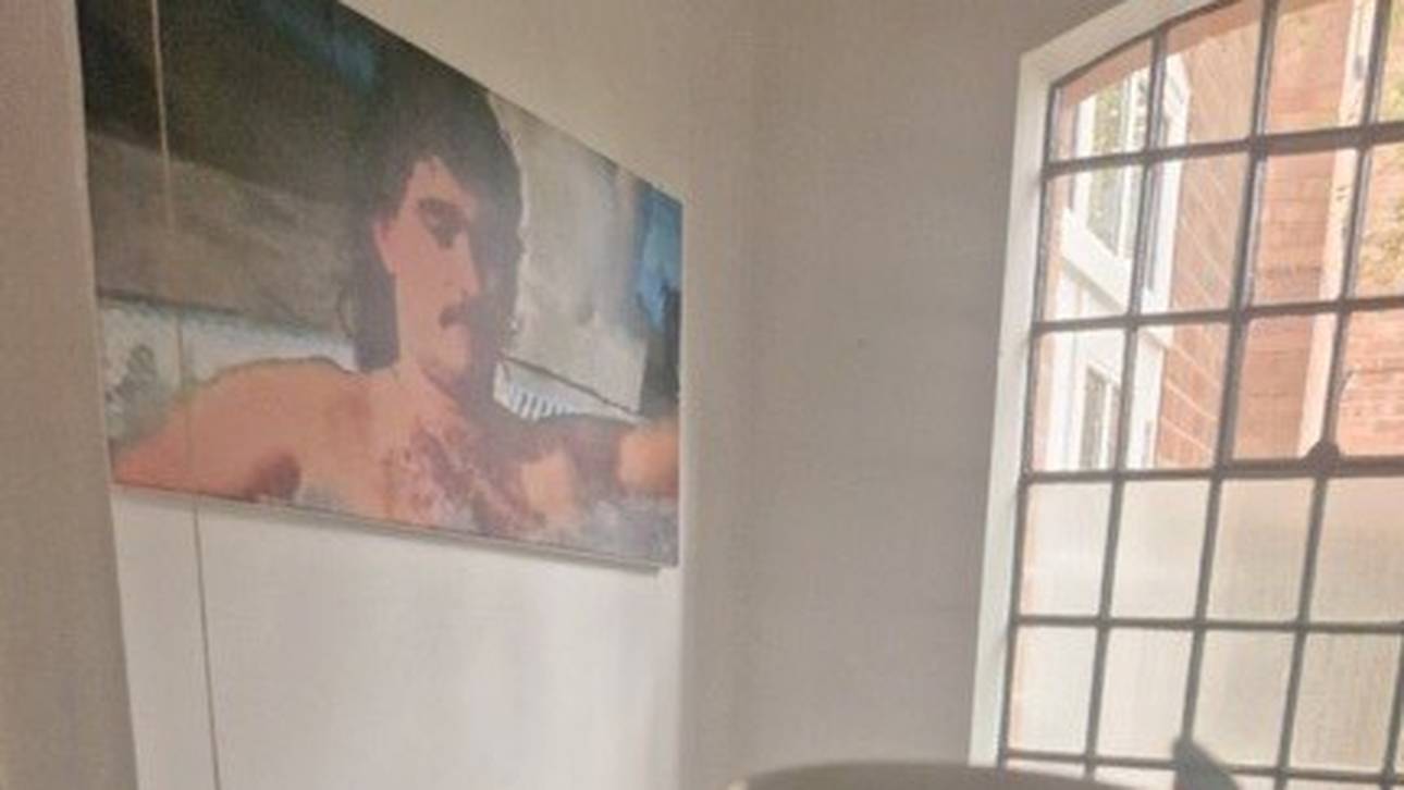 Das Bild von Steve Beaton auf der Gästetoilette von Abigail Davies und Dan Dawson