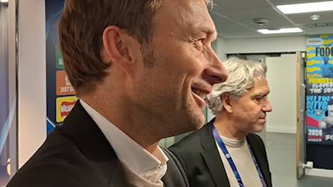 Geschäftsführer Simon Rolfes freut sich über den Sieg von Bayer Leverkusen gegen Manchester City und vor allem, dass eine Journalistenfrage nicht mehr kommt. 