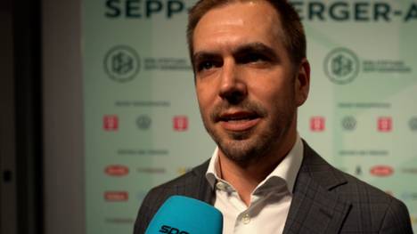 Philipp Lahm beendete seine aktive Spielerkarriere mit 33 Jahren, während beim bald 40-jährigen Manuel Neuer nun auch das Karriereende im Raum steht. Der Ex-Bayern-Star will dabei allerdings kein Ratgeber sein.