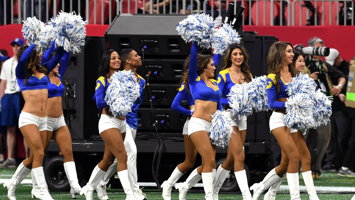 Auch in Atlanta heizen natürlich die Cheerleader den Fans ein