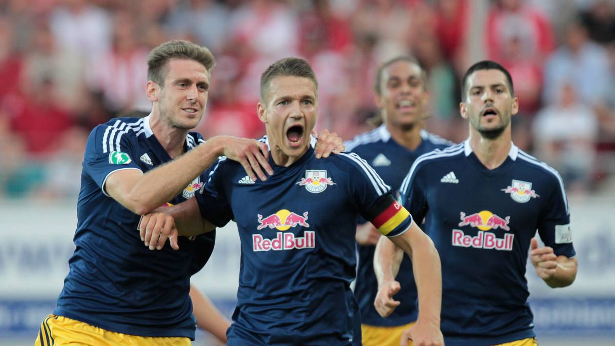Im dritten Versuch steigt RB Leipzig am Ende der Saison 2012/13 in die 3. Liga auf. Dabei bleibt es jedoch nicht. Der direkte Durchmarsch in die 2. Bundesliga gelingt. Torjäger und Kapitän Daniel Frahn (Mitte) ist maßgeblich daran beteiligt