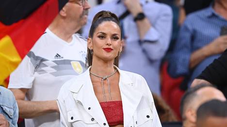 Kevin Trapp hat seinen Vertrag bei Eintracht Frankfurt bis 2026 verlängert. Mit ihm bleibt auch seine Verlobte Izabel Goulart der Bundesliga erhalten. 