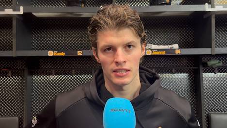 Starker Einstand für Lukas Reichel: Der deutsche NHL-Star trifft direkt bei seinem Debüt für die Boston Bruins. Für den gebürtigen Nürnberger ist es bereits das fünfte Team in dieser Saison - und dort setzt er auch Hoffnungen in den deutschen Trainer Marco Sturm.