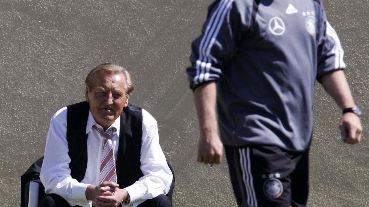 Hier beobachtet er den ehemaligen DFB-Teamchef Rudi Völler während der Vorbereitung auf die Euro 2004 beim Training
