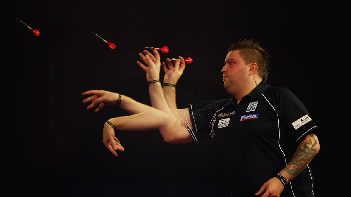 Im Sudden Death des fünften Satzes bekommt Michael Smith seine Wurfhand aber unter Kontrolle und macht den knappen Sieg gegen Jeffrey de Zwaan klar