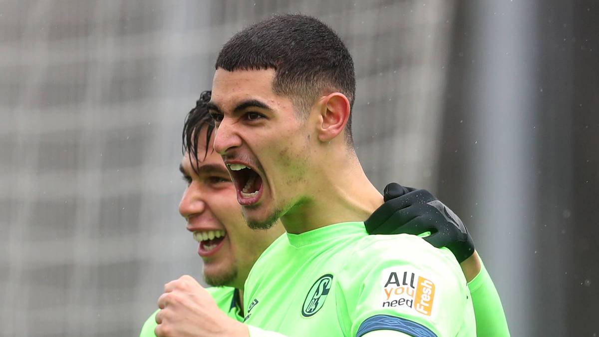 MÜNIR LEVENT MERCAN (FC Schalke 04): Der zentrale Mittelfeldspieler besticht durch seine Torgefahr (18/19: 6 Ligatreffer, 1 Tor in der Youth League) und Beidfüßigkeit. Unlängst durfte das echte Pott-Kind aus Recklinghausen im Profikader schon mit zum Testspiel nach Sevilla reisen