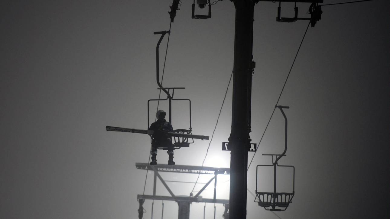 Kombinierer hängen im Lift fest