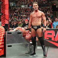 Der deutsche WWE-Wrestler Ludwig Kaiser wendet sich bei Monday Night RAW gegen seinen langjährigen Partner. Ein neuer Damenchampion ist gekürt.