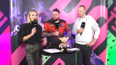 Bully Boy Michael Smith setzt sich in seinem ersten Match der Darts-WM 2024 glücklich durch und freut sich über sein perfektes Timing der Highfinishes.
