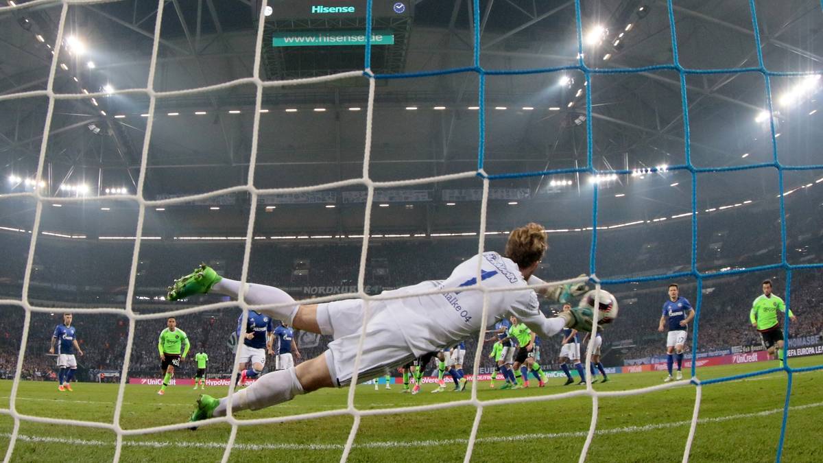 PLATZ 10: RALF FÄHRMANN (Schalke 04) - In die deutsche Nationalmannschaft hat es Fährmann immer noch nicht geschafft, doch von den deutschen Bundesligakeepern ist er nach Neuer der beständigste. Im Vergleich zum Bayern-Torwart fehlt ihm alledings die Sicherheit im Pass-Spiel