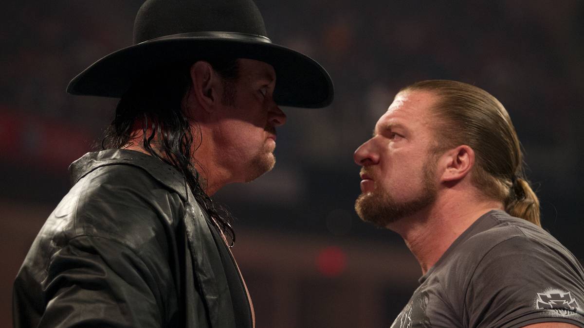 21. FEBRUAR 2011 - Ein Blick sagt mehr als tausend Worte: Triple H fordert den Undertaker in einem stillen Showdown zu einem Match bei WrestleMania. Er will die legendäre Siegesserie des Deadman brechen. Vergeblich