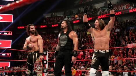 AJ Styles (r., mit Universal Champion Seth Rollins, l., und Roman Reigns) wechselt von WWE SmackDown zu RAW