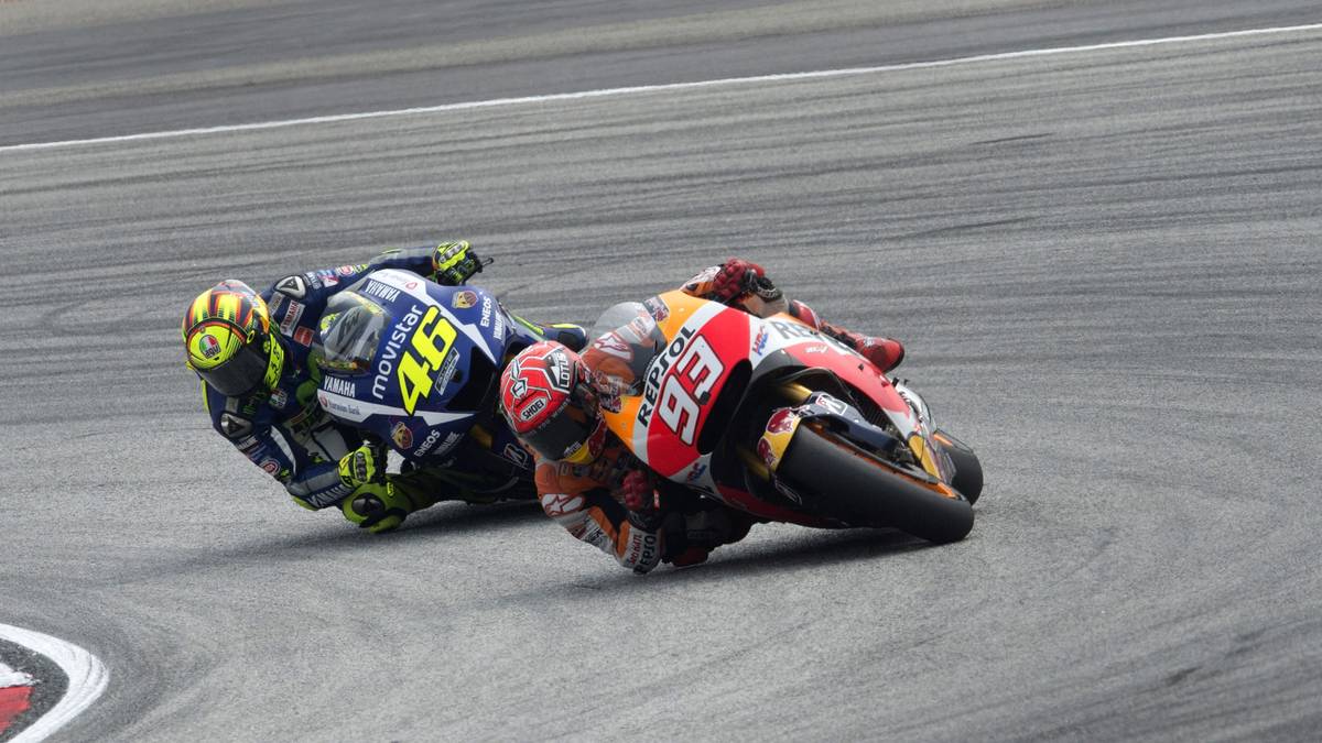 …Dann kam auch noch Assen. Seiner Meinung nach wollte ich damals nur verhindern, dass er gewinnt. Seitdem steckt das in seinem Kopf und er denkt wie ein Kind: 'Ich werde zwar nicht Weltmeister, aber du sollst es auch nicht werden.' Jorge ist für ihn also das geringere Übel", poltert ein aufgebrachter Rossi