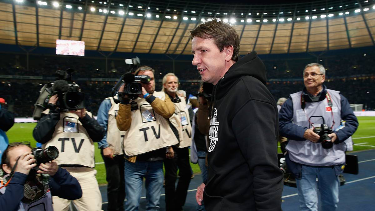 Gewöhnungsbedürftiger Trubel: Daniel Stendel feiert gegen Hertha BSC sein Debüt als Bundesliga-Trainer. Zuvor trainierte er die U19 von Hannover 96. Stendel wird erst einmal bei den letzten Spielen der laufenden Saison auf der Hannoveraner Bank sitzen