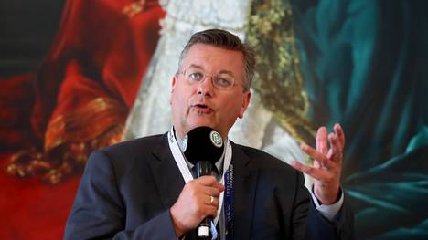 DFB-Präsident Reinhard Grindel erklärt die Vergabe des Julius-Hirsch-Preises