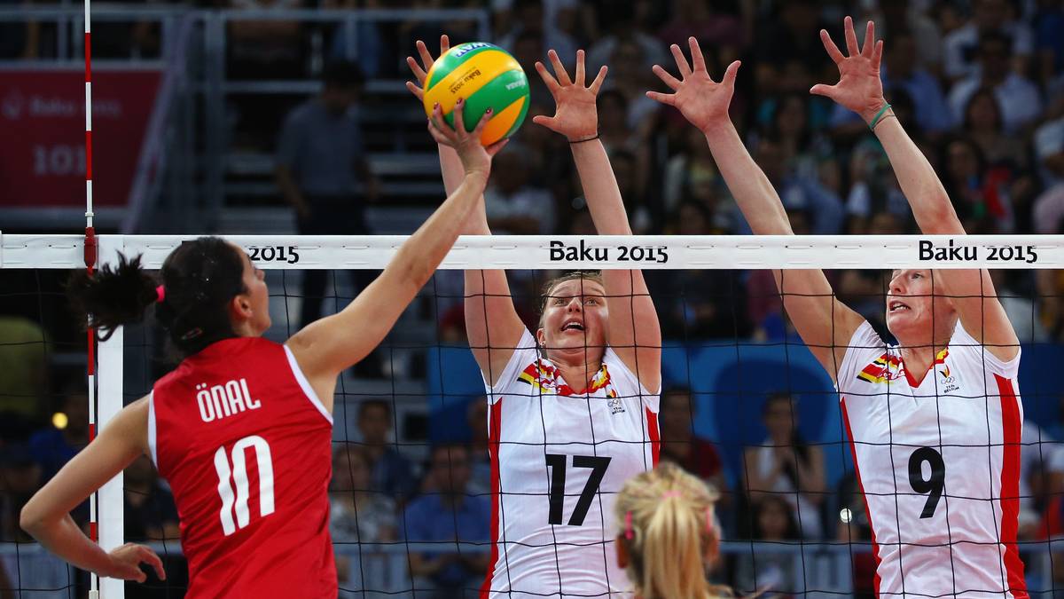 ILKA VAN DE VYVER (Nr. 17, Rote Raben Vilsbiburg): Bei der Belgierin drehte sich von klein auf alles um Volleyball. Ihr Vater ist Trainer und auch ihre Mutter war Profispielerin. Die 24-jährige Zuspielern wechselte in diesem Jahr zu den Raben und soll dort zukünftig die Fäden im Offensivspiel ziehen. Wie man einen Titel gewinnt, weiß die belgische Nationalspielerin sehr gut: Von 2010 bis 2016 holte sie in drei Ländern sieben Mal einen nationalen Titel