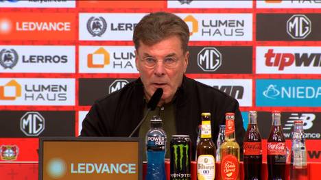 Nach der Niederlage des VfL Wolfsburg kritisiert Trainer Dieter Hecking die Leistung des Schiedsrichters deutlich. Er zeigt sich unzufrieden mit einigen Entscheidungen des Unparteiischen.