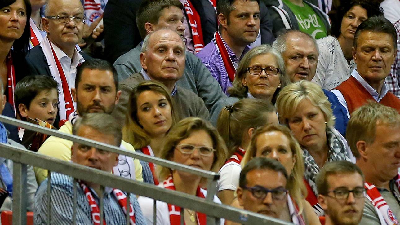 Anders als vor seiner Inhaftierung saß Hoeneß nicht direkt am Parkett