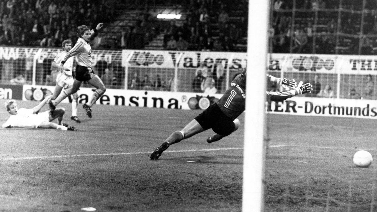 Platz 10: Der erst 18 Jahre alte Daniel Simmes von Borussia Dortmund rennt 1984 in der eigenen Hälfte los, dribbelt durch die gesammte Hintermannschaft von Bayer Leverkusen und versenkt eiskalt