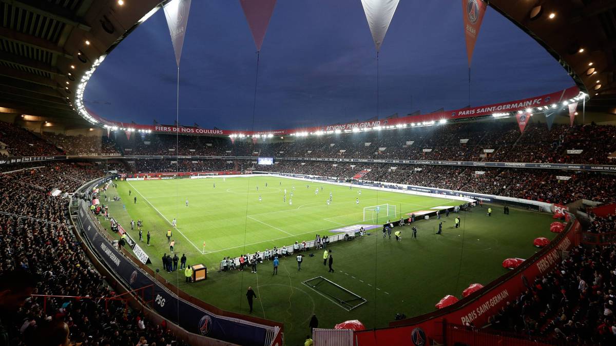 Parc des Princes in Paris: Im Prinzenpark trägt Paris St. Germain mit Torwart Kevin Trapp seine Heimspiele aus. Bei der EM 1984 wurde hier das Finale gespielt. Frankreich gewann 2:0 gegen Spanien, das im Prinzenpark zuvor die deutsche Mannschaft mit einem 1:0 aus dem Turnier geworfen hatte. Hier finden 2016 vier Gruppenspiele und ein Achtelfinale statt.
Kapazität: 45.000 Zuschauer
Eröffnung: 18. Juli 1897
Mannschaften: Paris Saint-Germain
Kosten: 90 Millionen Euro (Umbau 1972)