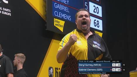 Gabriel Clemens setzt sich gegen Daryl Gurney durch. Der "German Giant" behält in einem wahren Krimi-Match am Ende die Oberhand.