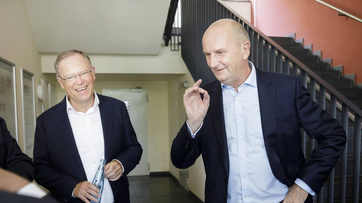 Stephan Weil (l.) und Dietmar Woidke sehen einen schnellen Neustart der Bundesliga kritisch