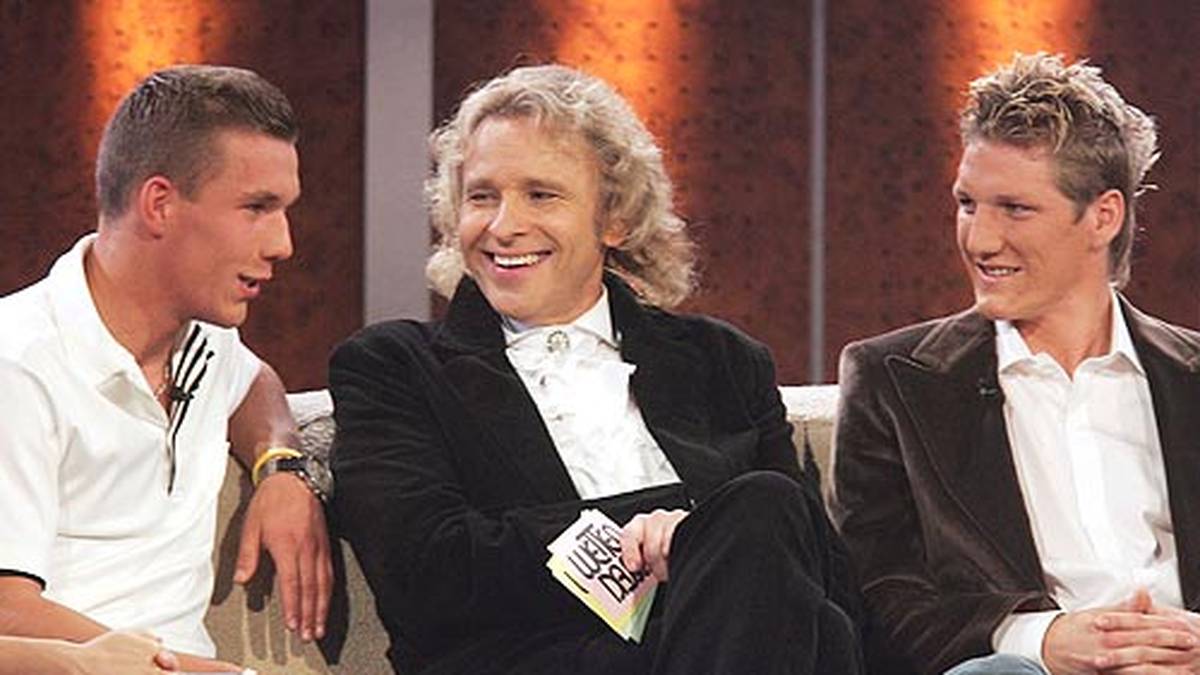 2006 gibt es einen riesigen Hype um "Poldi" und "Schweini", die hier bei Thomas Gottschalk auf dem Sofa sitzen