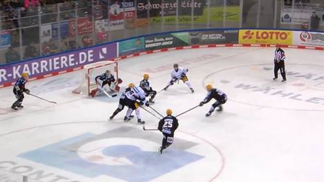 Im Spitzenspiel der PENNY DEL treffen die Fischtown Pinguins Bremerhaven auf die Eisbären Berlin. Trotz starkem Start müssen die Berliner am Ende einen Rückschlag einstecken. 