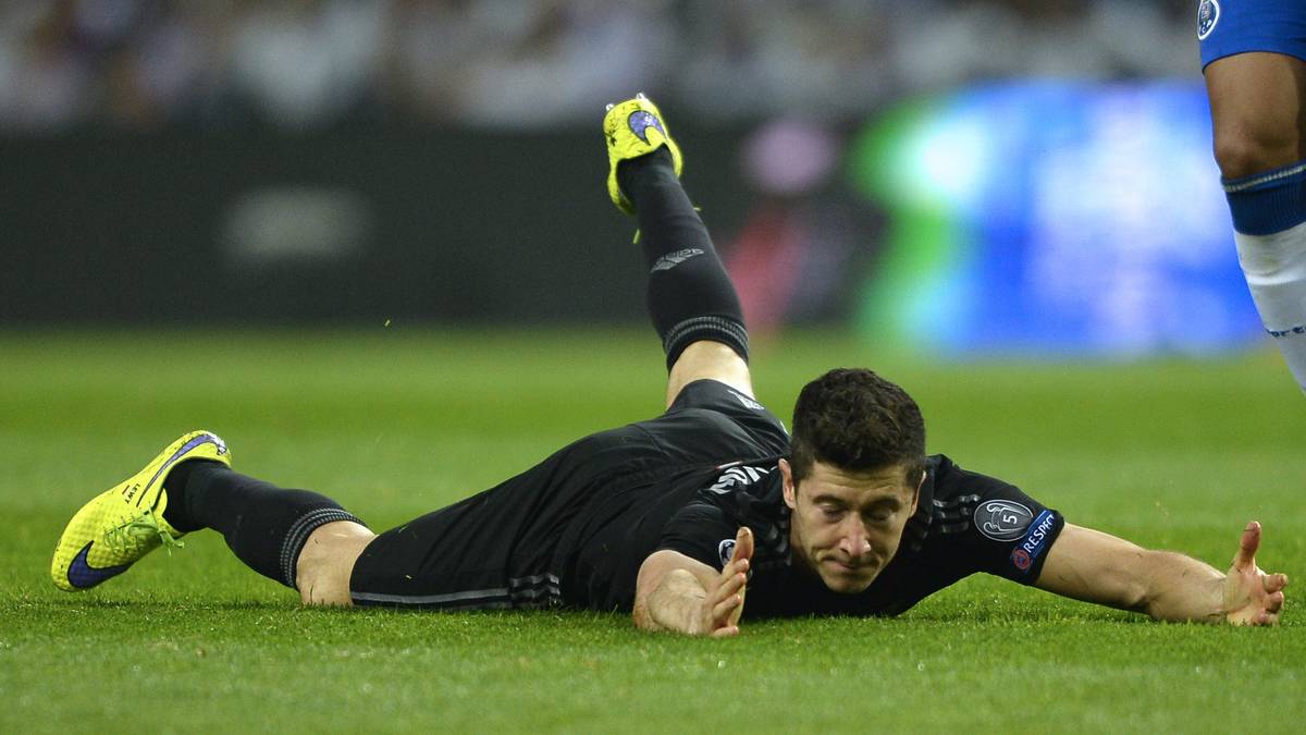 ROBERT LEWANDOWSKI: Der Pole, zuletzt mit einem Doppelpack beim 3:0 gegen Frankfurt, vergab in der 9. Minute die erste gute Bayern-Chance per Kopf.  Hatte gegen die kräftigen Innenverteidiger Martins Indi und Maicon Probleme, die Bälle ähnlich gut zu behaupten wie zuletzt. SPORT1-Note: 4