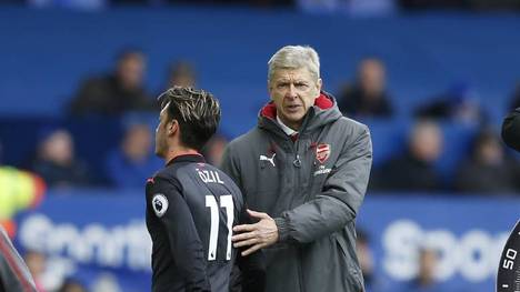Arsène Wenger (r.) war 2017 noch Trainer von Mesut Özil beim FC Arsenal