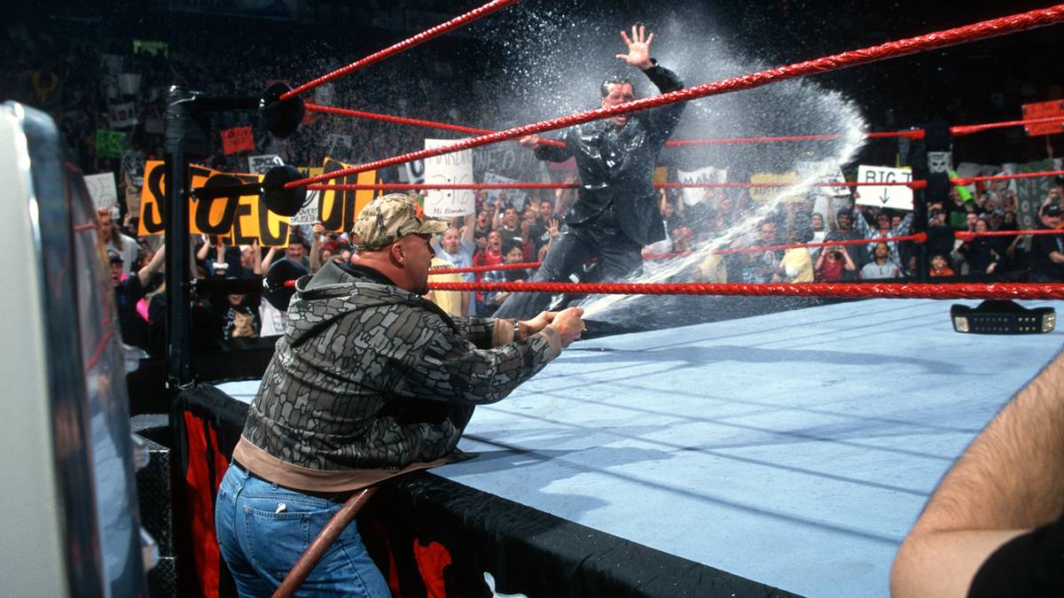 22. MÄRZ 1999 - Kurz vor seinem WrestleMania-Showdown mit The Rock rückt Austin mit einem Bier-Truck bei RAW an und verpasst McMahon, Rock und ihrer Gruppierung "The Corporation" eine Dusche