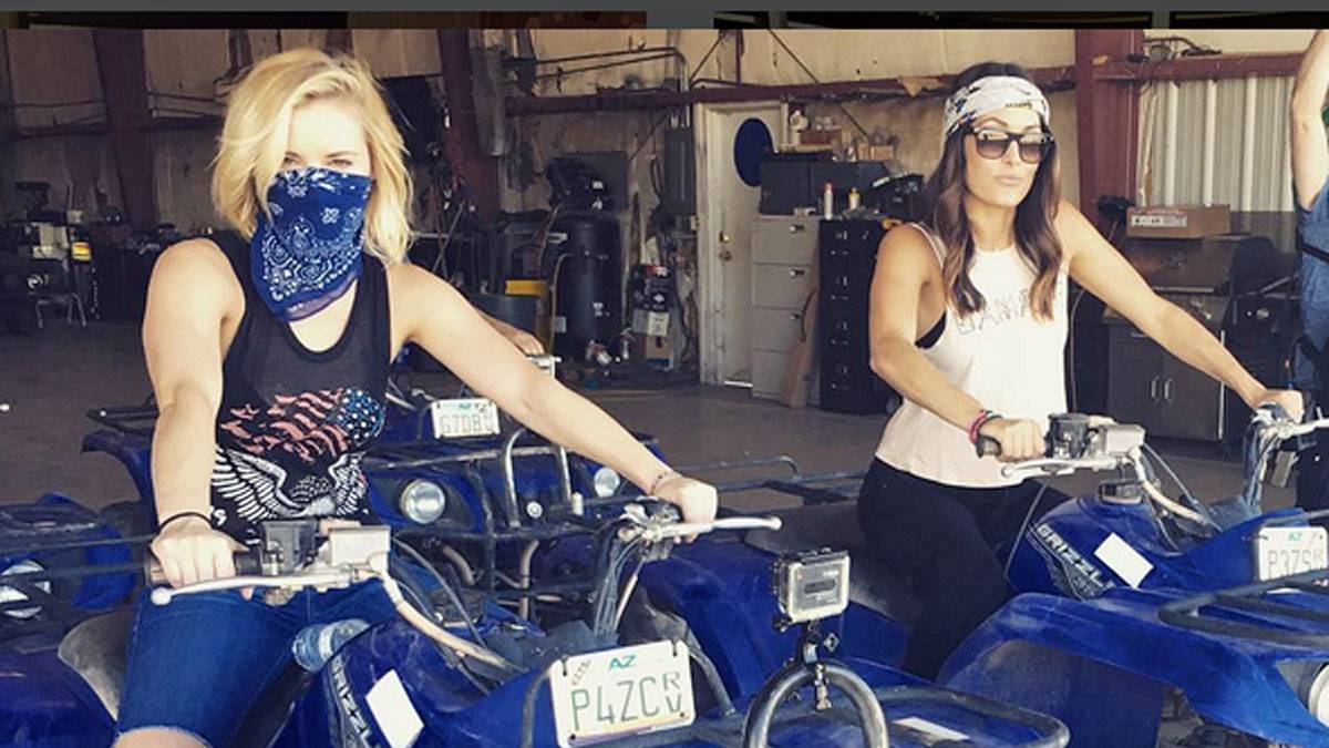 Ambrose findet es auf jeden Fall, seit Frühjahr 2015 sind die beiden ein Paar, seit 2017 verheiratet