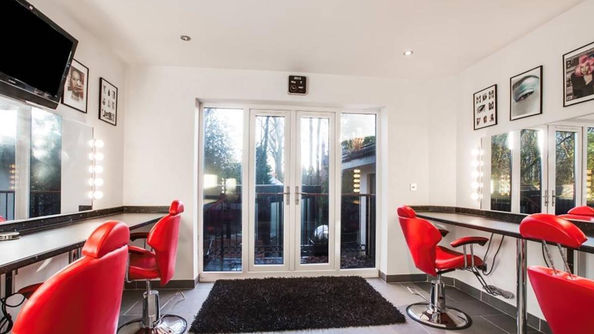 ...trotzdem gibt es in Fellainis Haus einen komplett ausgestatteten Friseursalon mit mehreren Plätzen! Ob der United-Profi nur einmal dort Platz genommen hat? Mit Blick auf seine Frisur eher zweifelhaft!