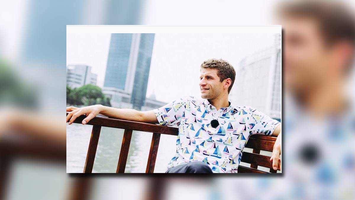 Auch Thomas Müller strotzt als Tourist in Singapur nur so vor Selbstvertrauen. Anders jedenfalls ist dieses Hemd kaum zu erklären. Das kann eben nur Thomas Müller tragen! Warum er allerdings Segelschiffe auf dem Hemd hat, weiß nur er selbst...