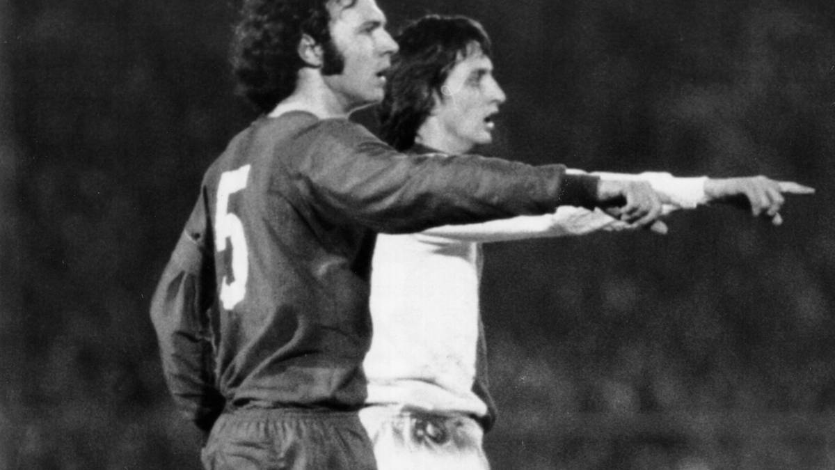Wo ist der Ball? Da ist der Ball! Franz Beckenbauer und Johan Cruyff haben den Überblick. 1973 hatten Beckenbauer und Bayern im Viertelfinale des Landesmeistercups noch gegen Cruyff und Ajax Amsterdam verloren. 1974 gelang Franz mit der Nationalmannschaft die Revanche. Den Fußball auf ihren Positionen revolutioniert haben sie beide, der Libero Beckenbauer und der spielmachende Stürmer Cruyff