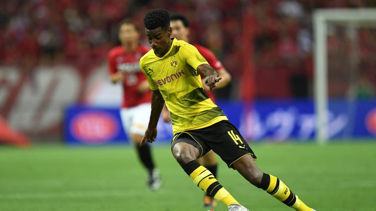 PLATZ 29 - ALEXANDER ISAK: Mit gerade einmal 17 Jahren steht der "neue Ibrahimovic" 2017 im Fokus der Top-Klubs. Sein Wechsel zu Real Madrid gilt bereits als fix, da schlägt Borussia Dortmund zu und holt den Schweden für stolze 8,6 Millionen Euro in den Signal Iduna Park. Richtig gezündet hat er dort aber noch nicht