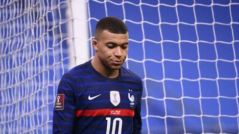Aufregung im Lager der Franzosen! Kylian Mbappé wird bei seiner Einwechslung im WM-Qualifikationsspiel gegen Kasachstan von Anthony Martial der Handshake verweigert.