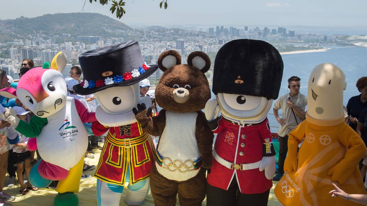 "Misha" (Mitte, Maskottchen von Moskau 1980) grüßt mit seinen Nachfolgern. Neben den fragwürdigen Schönheiten aus Lonodon macht vor allem "Athena" (r., Spiele von 2004) mit guter Laune auf sich aufmerksam. Ganz links das Hippo "Fu Niu Lele", das in Peking 2008 für Aufmerksamkeit sorgte.