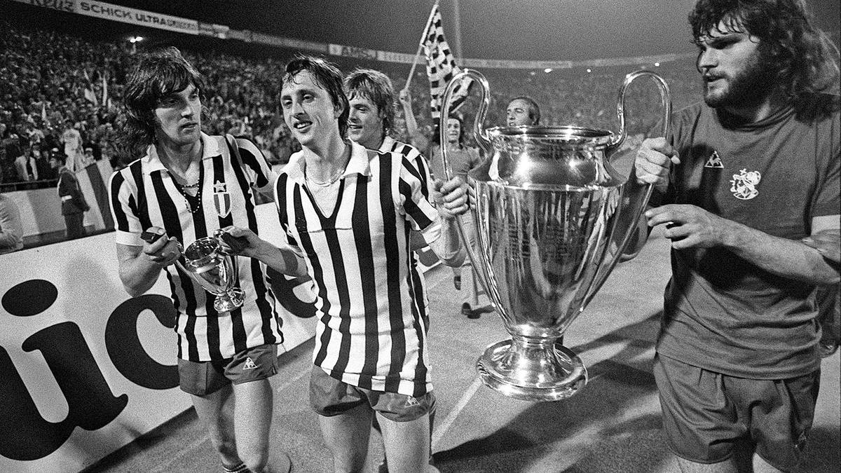 Europas Fußballer des Jahrhunderts Johan Cruyff hatte als Spieler eine beeindruckende Karriere bei Ajax Amsterdam und dem FC Barcelona. Bei Ajax setzten König Johan und seine Mannschaftskameraden mit dem Voetball Total neue Maßstäbe - und sich von 1971 bis '73 dreimal in Folge Europas Krone auf. In Barcelona wiederum feierte der Exzentriker ebenfalls einige Titel, bevor er nach Amerika wechselte und bei Ajax seine Karriere ausklingen ließ