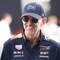 Nach dem Red-Bull-Abgang von Star-Designer Adrian Newey rückt ein Engagement des Engländers bei Ferrari immer näher. Bei den Italienern ist man sich allerdings uneinig, ob Newey den Rennstall zurück in die Spur führen kann.
