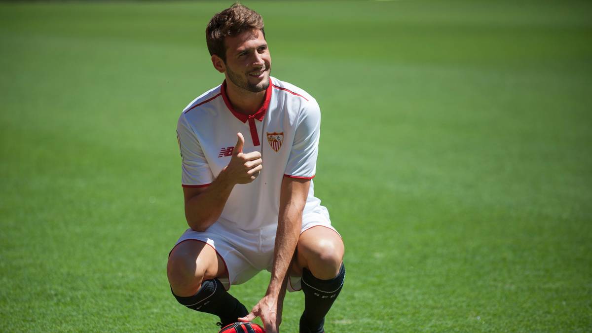 Eine stolze Summe gab der Europa-League-Rekordsieger für den 27-jährigen Offensiv-Allrounder aus. Neu-Coach Jorge Sampaoli wollte seinen argentinischen Landsmann, der in der abgelaufenen Saison in Palermo mit 14 Scorerpunkten glänzte, unbedingt. Bei seinem Pflichtspiel-Debüt, im UEFA Supercup gegen Real Madrid, traf der Linksfuß prompt