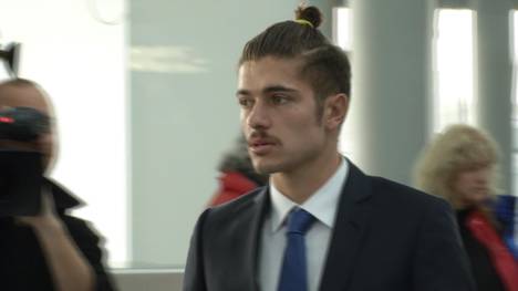 Roman Neustädte, nimmt neue und alte Probleme bei Schalke 04 wahr. Dabei hat er die Fans seines Ex-Vereins für ihre bekannten Muster kritisiert.