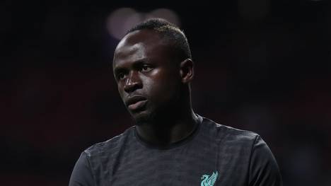 MADRID, SPAIN - FEBRUARY 18: Sadio Mane of Liverpool FC greets the audience during his warming up session before  the UEFA Champions League round of 16 first leg match between Atletico Madrid and Liverpool FC at Wanda Metropolitano on February 18, 2020 in Madrid, Spain. (Photo by Gonzalo Arroyo Moreno/Getty Images)