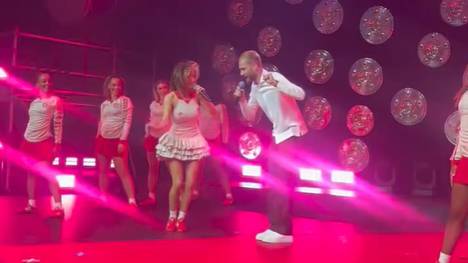Der FC Bayern feierte die Titel seiner Frauen- und Herren-Mannschaft. Mit vor Ort war unter anderem Rapperin Shirin David, die mit Konrad Laimer ihren Hit "bauch beine po" performte.